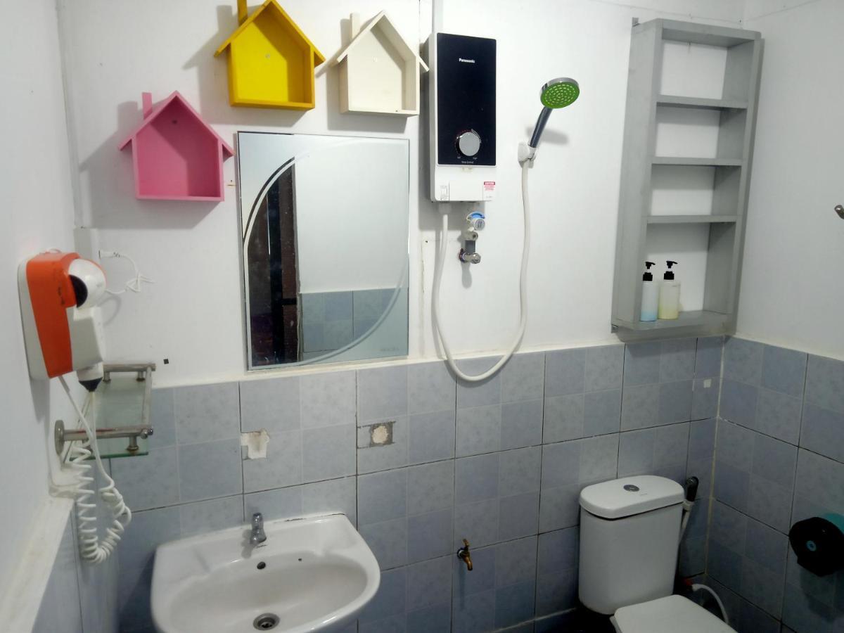 Tumombuvoi Homestay Tiga Papan Luaran gambar